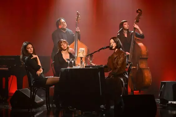 St. Vincent Plays Fallon With Marc Ribot, Hannah Cohen, & Ella Hunt