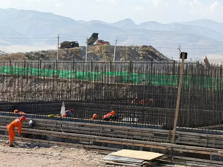 Qırğızıstan gündə 1,000 dəriyə qədər istehsal edə bilən dəri fabriki tikir