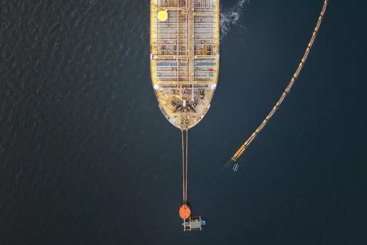 Oil Prices Fall as Traders Weigh Russia Sanctions Waiver, Middle East Risks