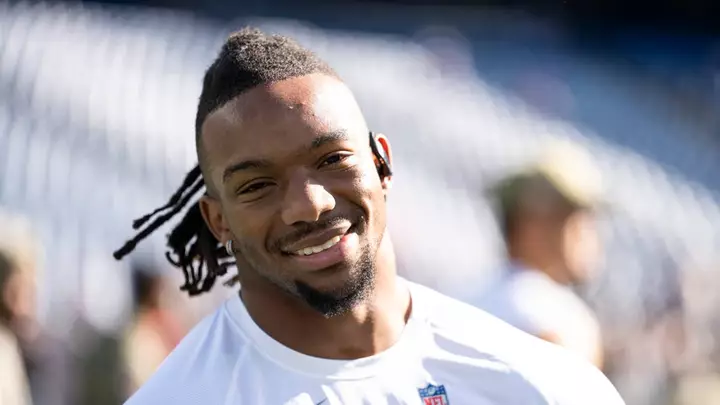 Falconsın Bijan Robinson Atlanta uğrunun açarı, Texas Longhorns və Invisalign əməkdaşlığı haqqında (Exkluziv)