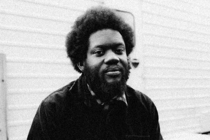 Michael Kiwanuka yeni qısa filmdə ‘Fudge’ albomuna ilham verən oyunçulu ruhu araşdırır