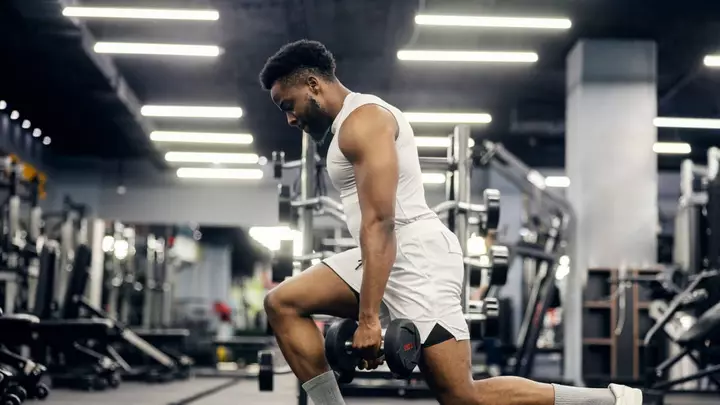 Güç məşqçisi 20 dəqiqəlik dumbbell ayaq məşqi paylaşır, minimal idman zalı vaxtı ilə əzələ qurur