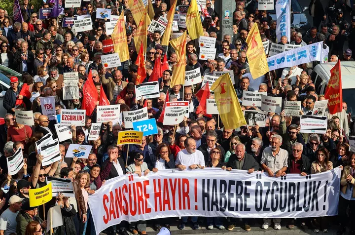 Türkiyədə minlərlə insan jurnalist həbsinə və media bağlanmasına qarşı mitinq keçirir