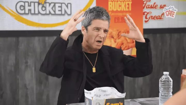 Noel Gallagher Tərəvəzçilər, Macca və Don Dəsmalı Haqqında Toyuq Mağazası Görüşündə Danışır