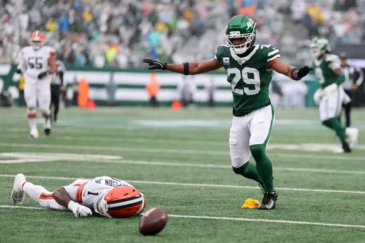 Jets' Minkah Fitzpatrick Hit With NFL Punishment for Knocking Out Browns Rookie