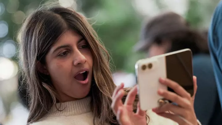 Users reporting problems with Apple's first foldable iPhone