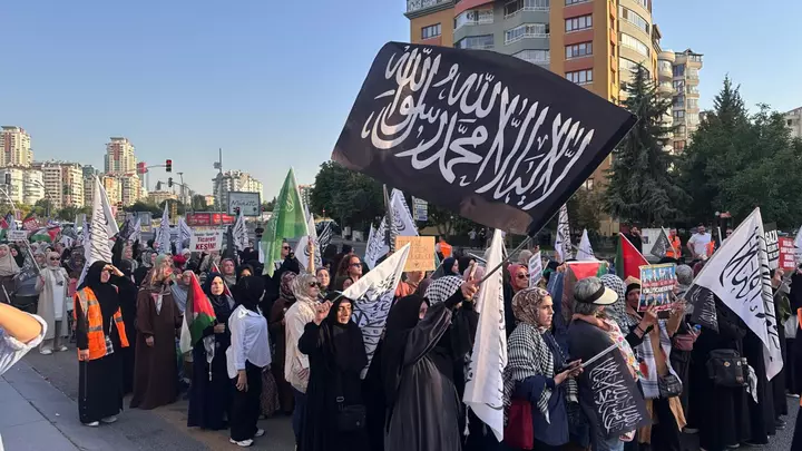 Ankaradakı Azərbaycan səfirliyinin qarşısında hijab etirazından sonra Hizb ut‑Tahrir əlaqələri ortaya çıxır