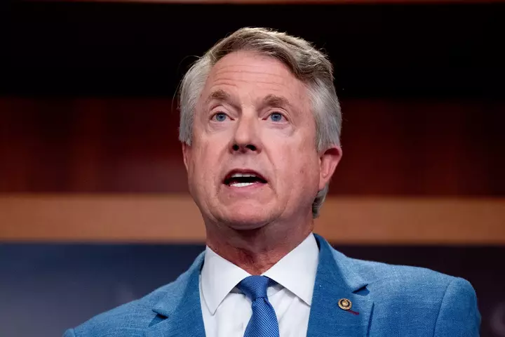 GOP-un Roger Marshalli keçmiş xəstəsi tərəfindən məhkəməyə verildi, Trump Kansas mitinq planlarını yenidən canlandırır
