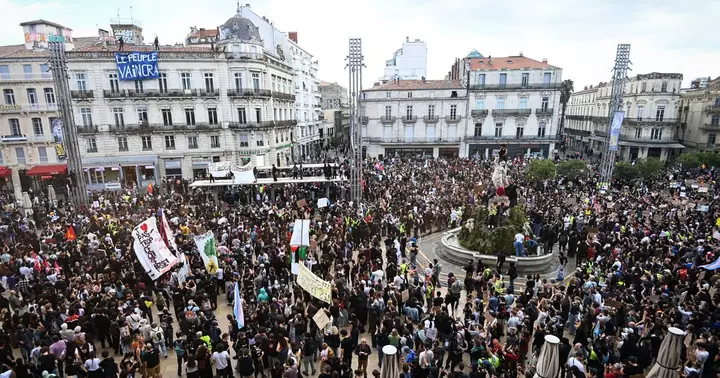 French presidential race largely unaffected by unrest, first post-riot poll shows