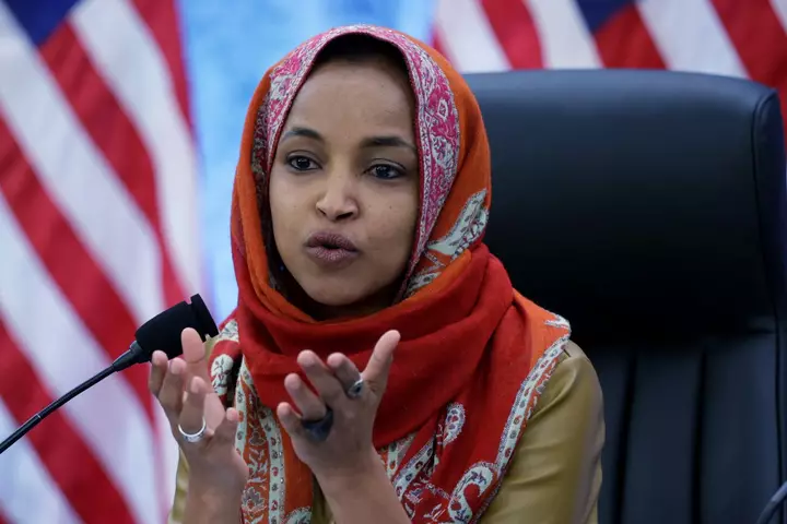 Trump, doğum adı hesabatından sonra Ilhan Omar‑dan istefa verməsini tələb edir