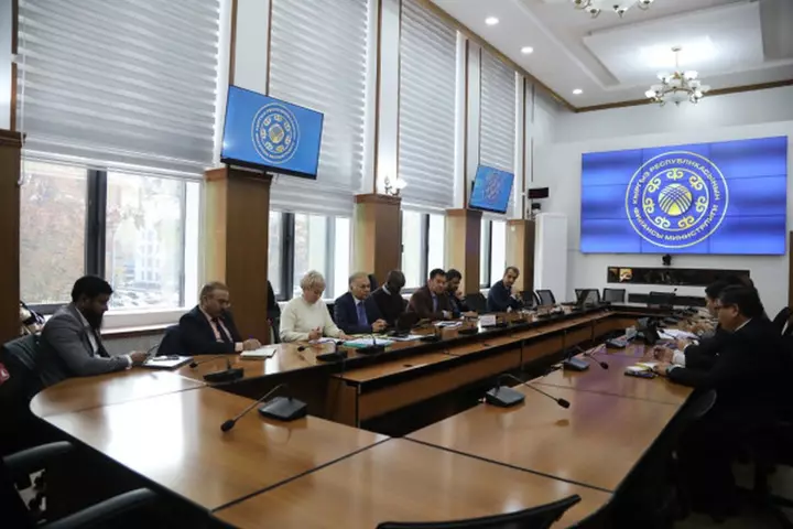 Qırğızıstan, İSBİ səhiyyənin modernləşdirilməsi layihəsini 850 yataq ilə müzakirə edir