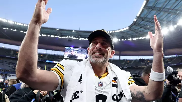 Aaron Rodgers Parisdə tam “Peaky Blinders” kimi davrandı. Təəssüf ki, şou İngiltərədə çəkilmişdi.