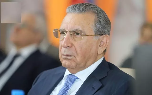 Mehdiyev divanda uzanmış halda məhkəməyə qoşulub