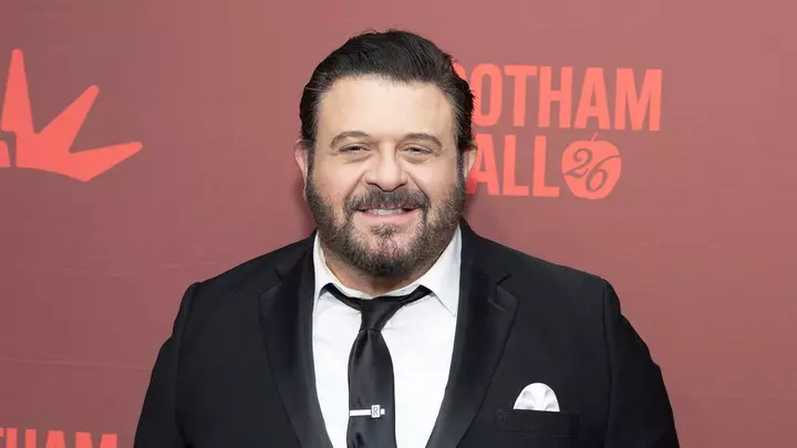 «Yeməkə qarşı adam» ulduzu Adam Richman şiddətli yeməkdən imtina edərək və 2 yeməyi kəsərək 60 funt itirmişdir