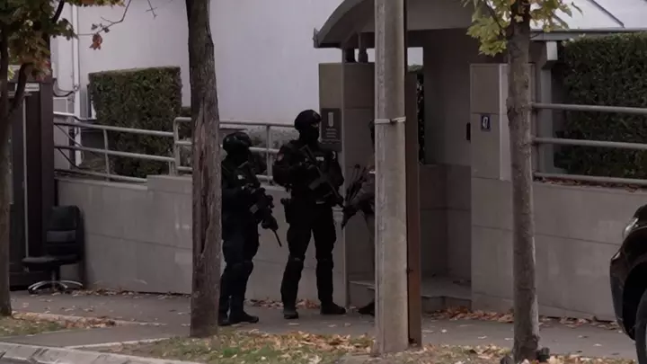 Serbiyada İsrail səfirliyinin qarşısında zabitə hücum etdikdən sonra hücumçu öldürüldü