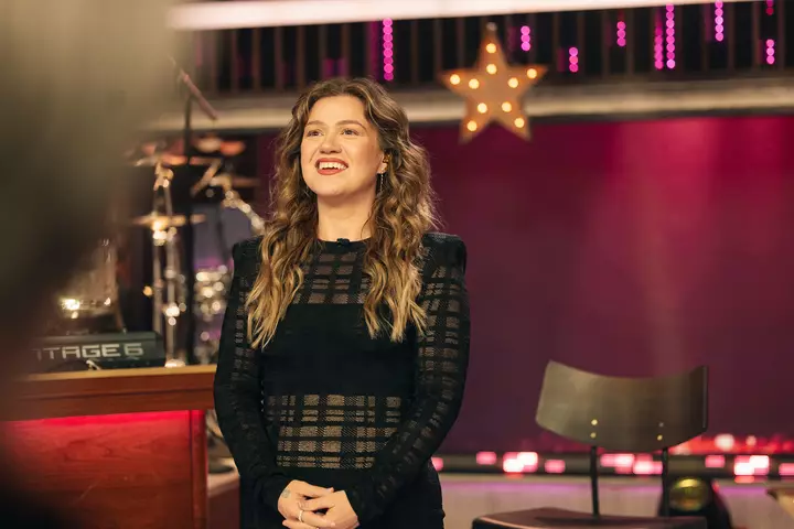 Kelly Clarkson vs. Art of Play: Footage Revealed of Singer’s Visit to Brooklyn Novelty Store She Slammed for ‘Pretty Woman’ Treatment
