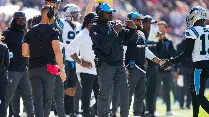 Carolina Panthers Green Bay Packers-ə məğlubiyyətdən sonra iki məşqçini işdən çıxarır
