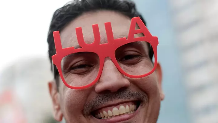 Lula dəstəkçiləri Braziliyanın ikinci turundan əvvəl Rio sularında adını yazırlar