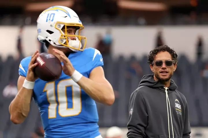 Justin Herbert Refuses to Blame Mike McDaniel for Chargers' Offensive Struggles