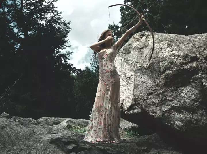 ‘Tikanlar və Güllər Məhkəməsi’ Sarah J. Maas‑ın son kitabı öncəsi uyğun şəkildə seksi moda kolleksiyası alır
