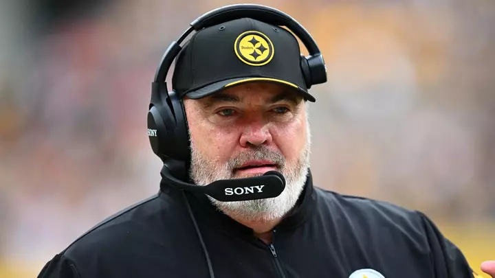 Pittsburgh coach Mike McCarthy suffers injury during Steelers' game vs. Buccaneers