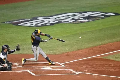 Brewers blitz Rays in Game 3 of World Series