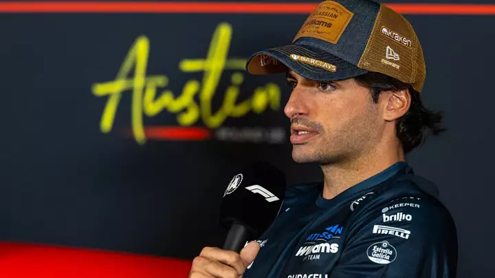 Carlos Sainz Formula 1-də $219 PAIGE paltar geyindirir
