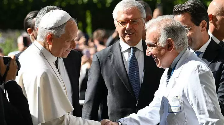 Papa Leonun sağ ağciyərinin bir hissəsi cərrahlar tərəfindən çıxarıldıqdan sonra ağciyər xərçəngi diaqnozu qoyuldu, Vatikan bildirib