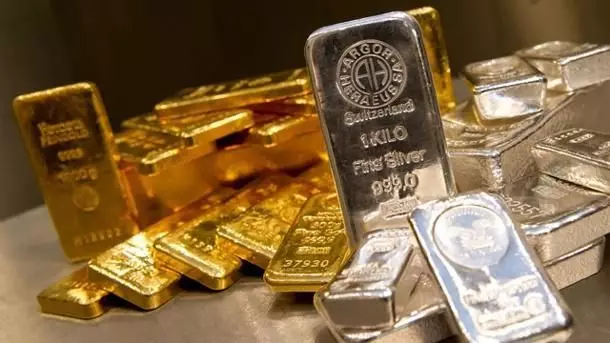 Gold rises slightly while silver prices fall on COMEX