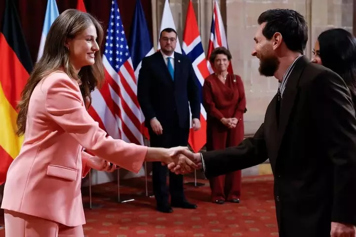 Messi nüfuzlu mükafatı İspaniya şahzadəsindən aldı