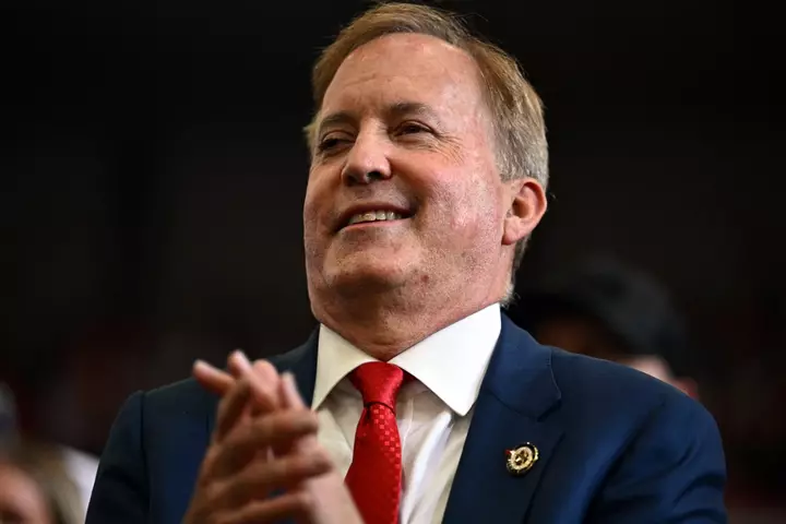 Ken Paxton Thanks Crowd for 'One Clap' During Campaign Stop 