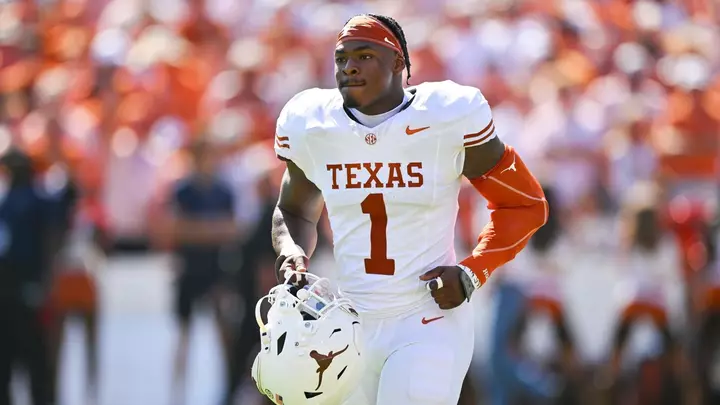 Texas star EDGE Colin Simmons leaves with apparent leg injury against Florida