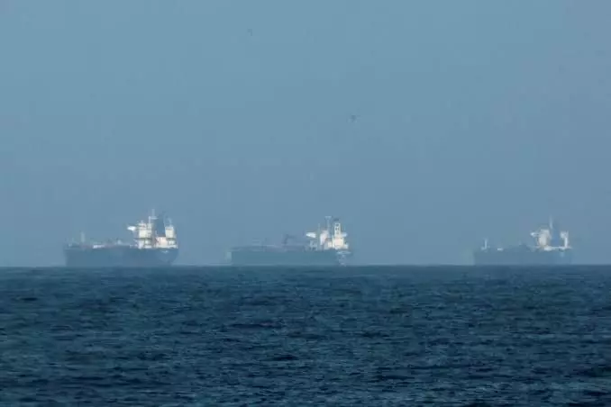 İranın IRGC‑si Şimali Fars körfüzündə dörd gəminin ABŞ gərginliyi fonunda vurulduğunu iddia edir