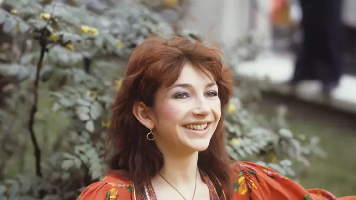 Kate Bush 1989-cu ilin Platinum Albomunda Bolqar Səsləri “Ən Böyük Gitaraçılardan” biri ilə birləşdirdi